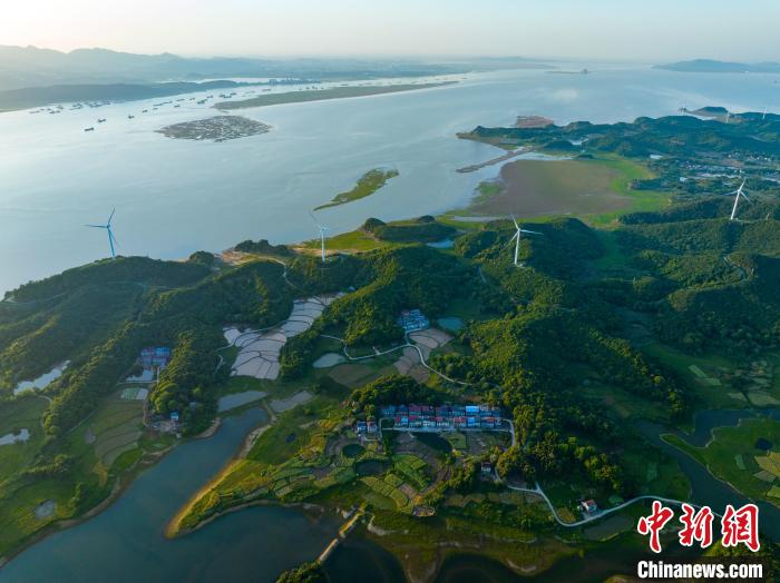 鄱阳湖湖口水域湿地和风车、田野、村庄相映成景，美丽如画。 李学华 摄