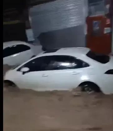 云南暴雨或破纪录新闻_云南暴雨致2死_女子贵州露营遇山洪失联