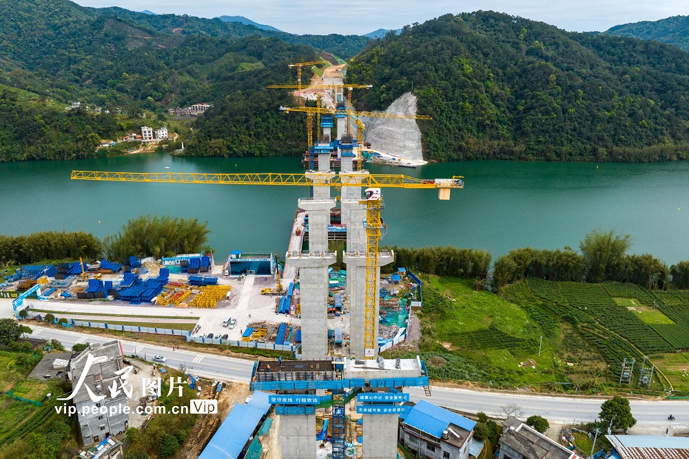 广西昭平加快苍昭高速公路桂江特大桥建设