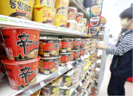 韩国超市中正在销售方便面 图源：韩联社