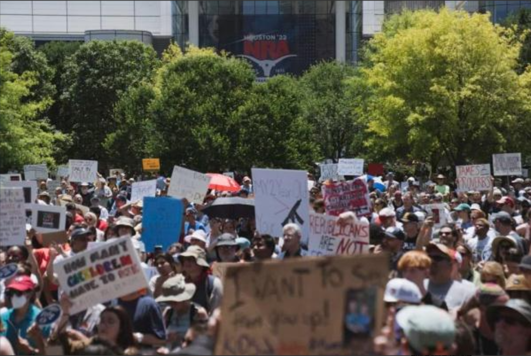 2022年5月27日，数千人在休斯顿市中心抗议全国步枪协会的年度大会。图源：外媒