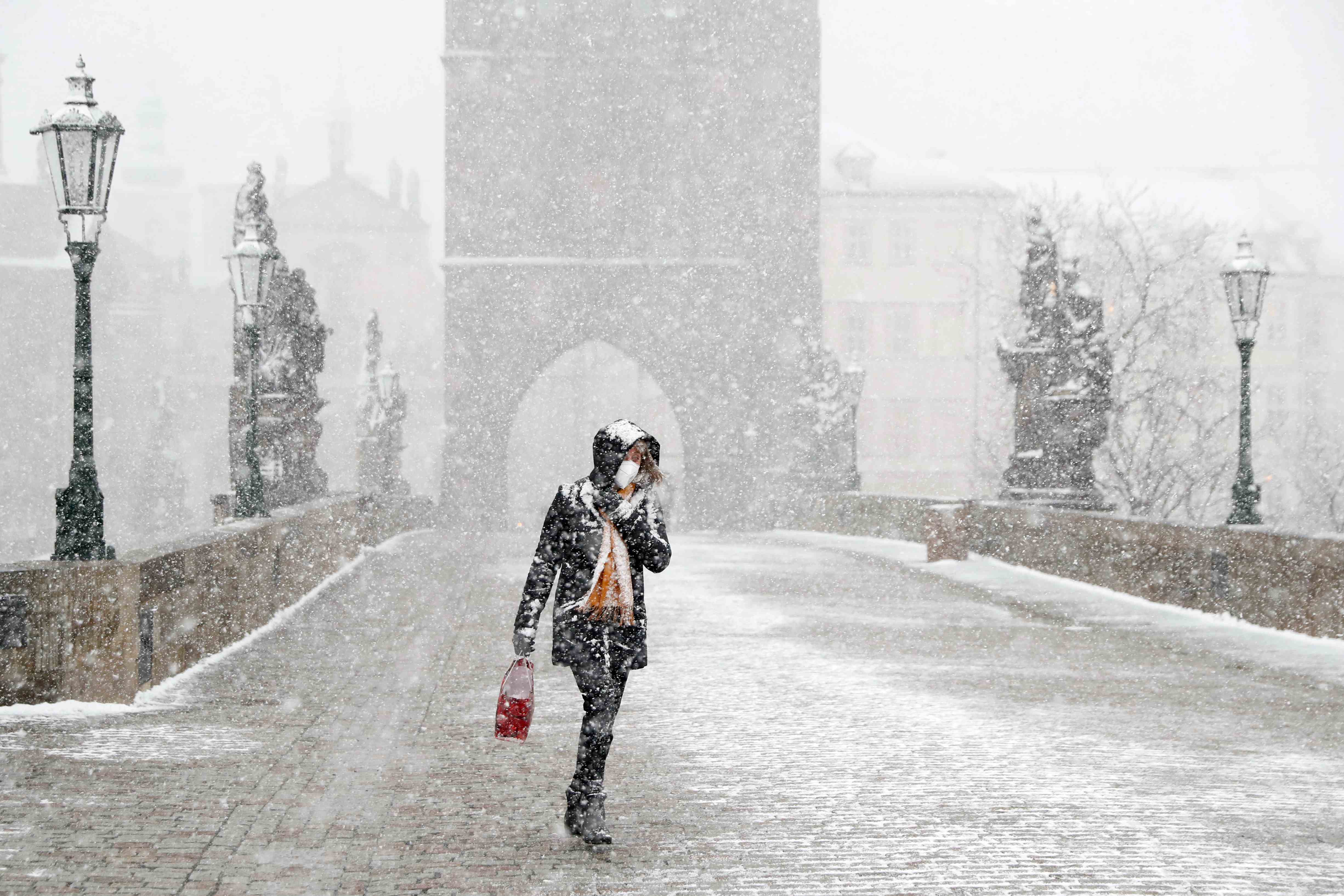 捷克布拉格下起大雪 民众冒风雪出行