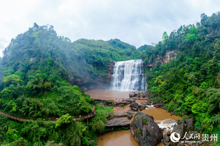 贵州赤水:观丹霞地貌 赏瀑布壮阔