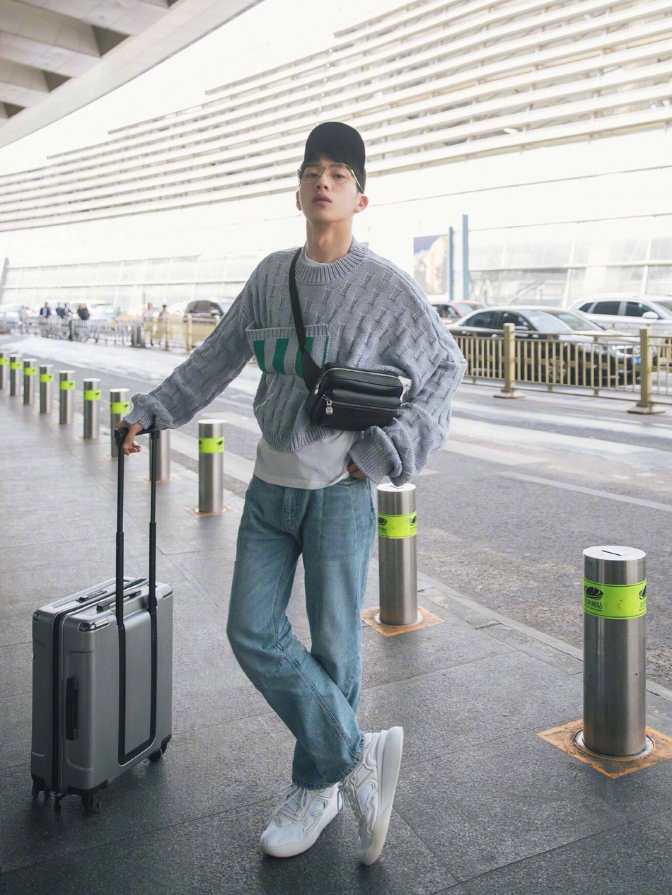 井柏然示范春日穿搭02可盐可甜清爽帅气