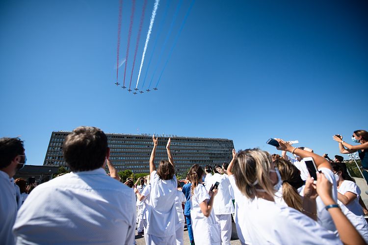 法国空军表演队飞越多地上空 向医护人员致敬