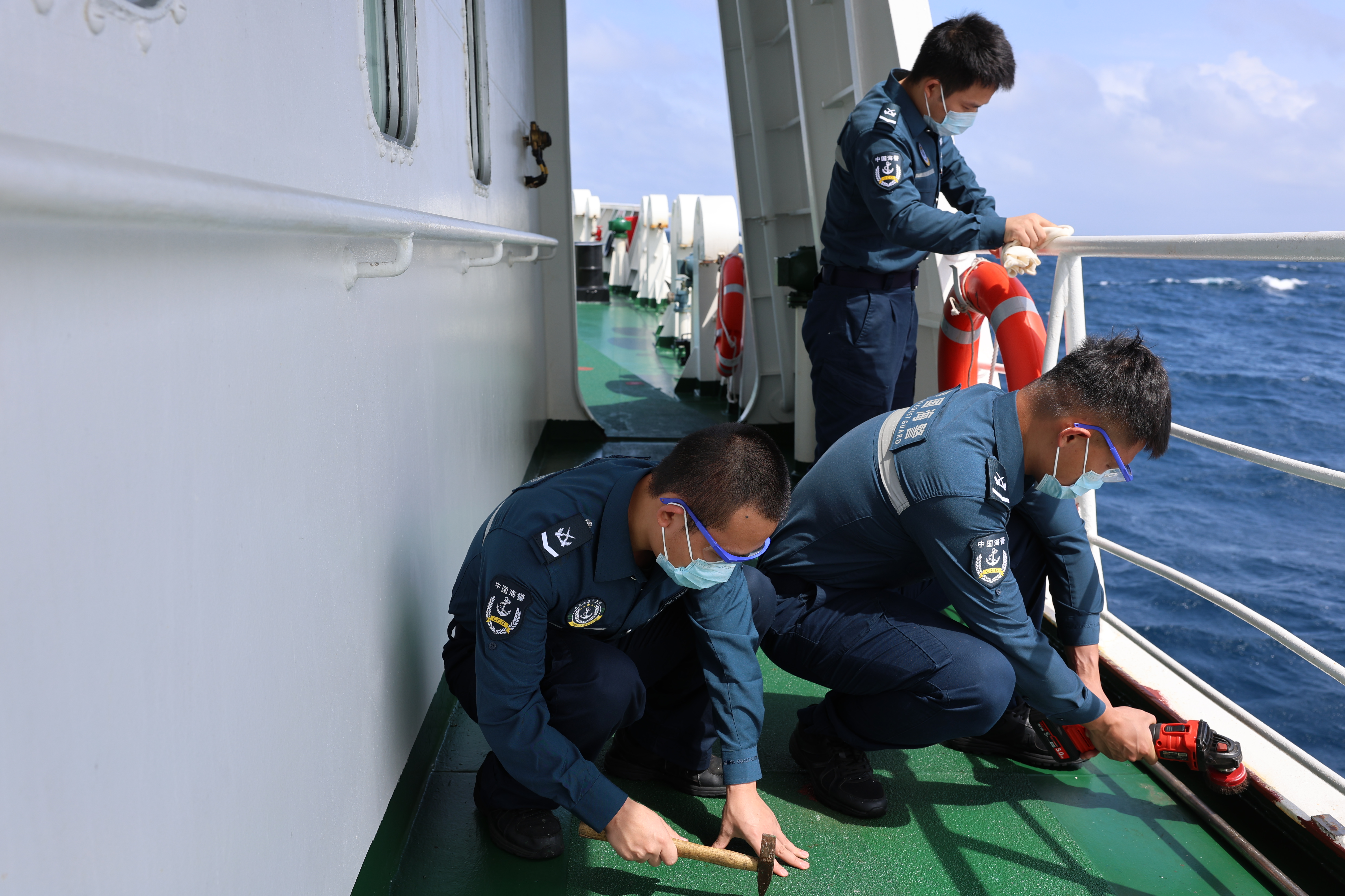 除夕当天，海警执法员给舰艇做保养