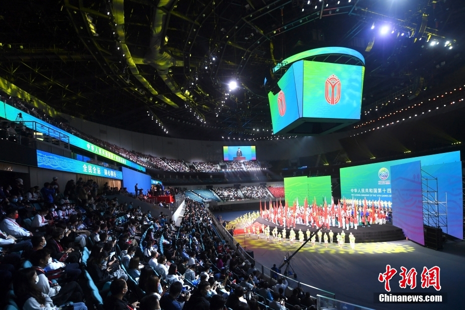 中新社记者 王刚 摄9月27日,陕西省省长赵一德在闭幕式会旗交接仪式