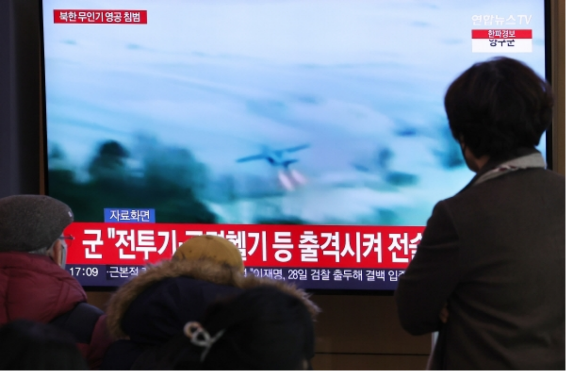 12月26日，在首尔火车站候车室，韩国市民正在收看朝鲜无人机的相关新闻。 图自韩媒