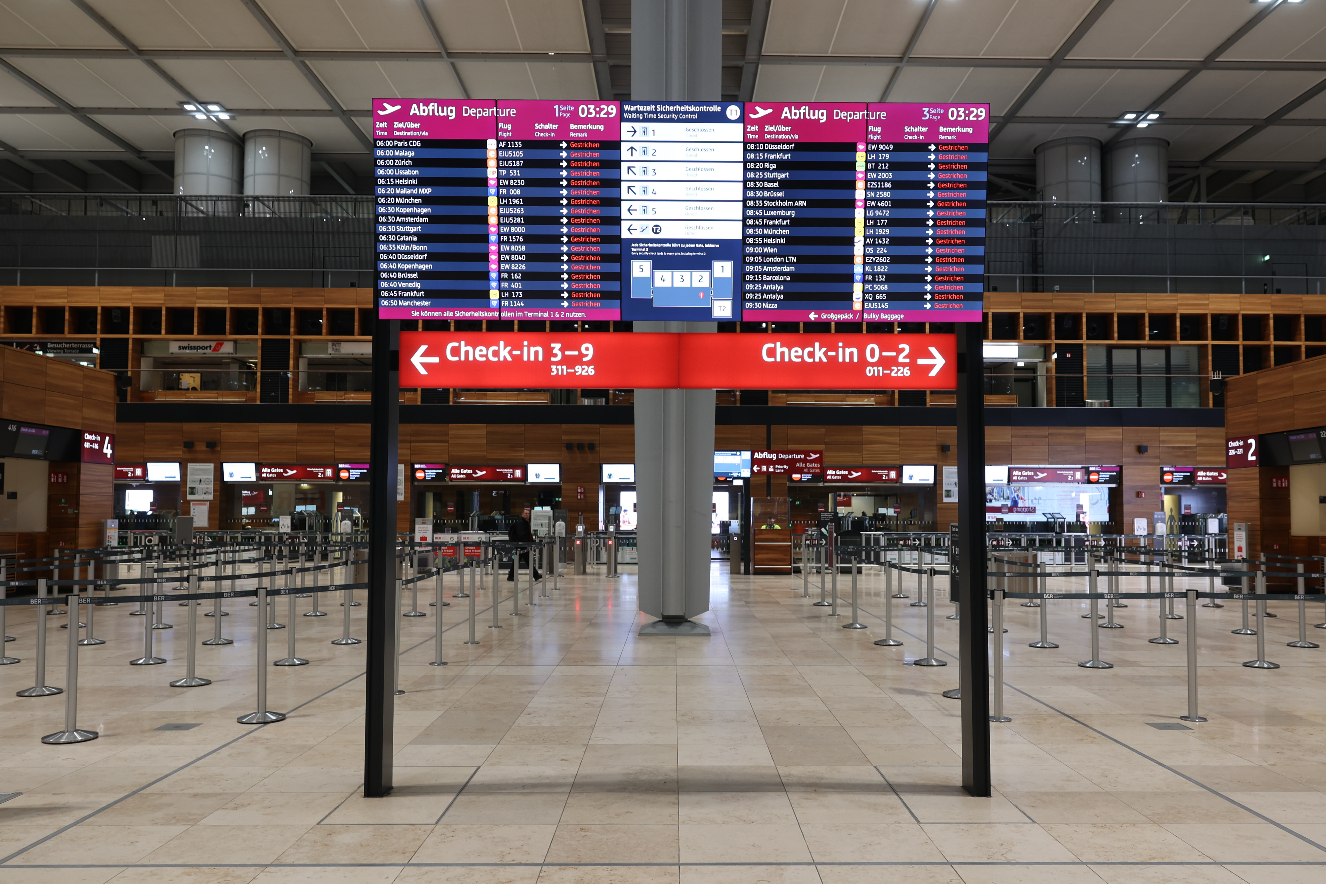 德国柏林-勃兰登堡机场员工举行罢工 出港航班全部取消