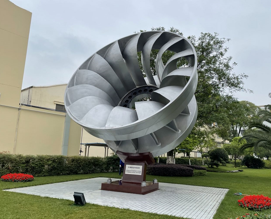 东方电机厂区地标——一个退役的水轮机转轮（程敏苏/摄）