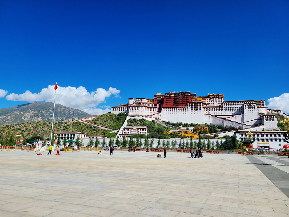 西藏拉萨布达拉宫广场景美如画