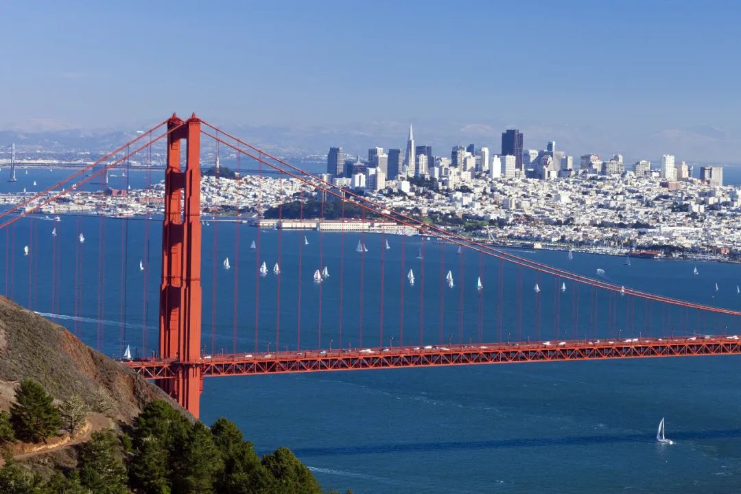 ▲ 金门大桥（Golden Gate Bridge）是美国连接旧金山市区和北部的马林郡的跨海通道，位于金门海峡之上，是旧金山市的主要象征。