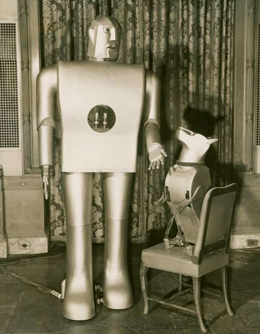 1939年，Elektro机器人在纽约世博会上引发热潮。