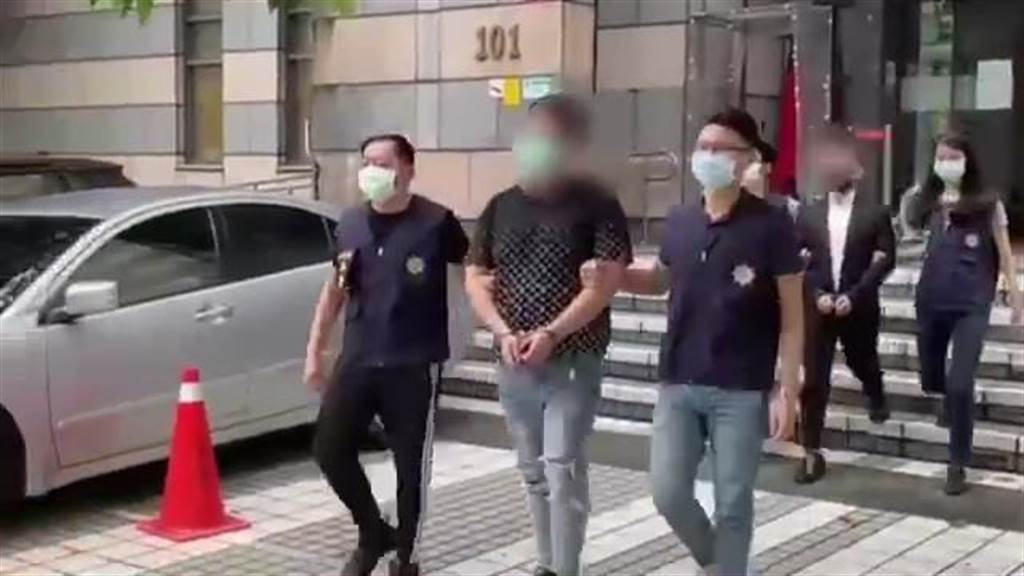 警方将开车冲撞警察的蒋姓男子等嫌犯逮捕。图自台湾“中时新闻网”