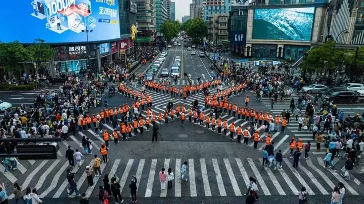 杭州西湖边“最美人墙”被质疑浪费人力 负责人回应