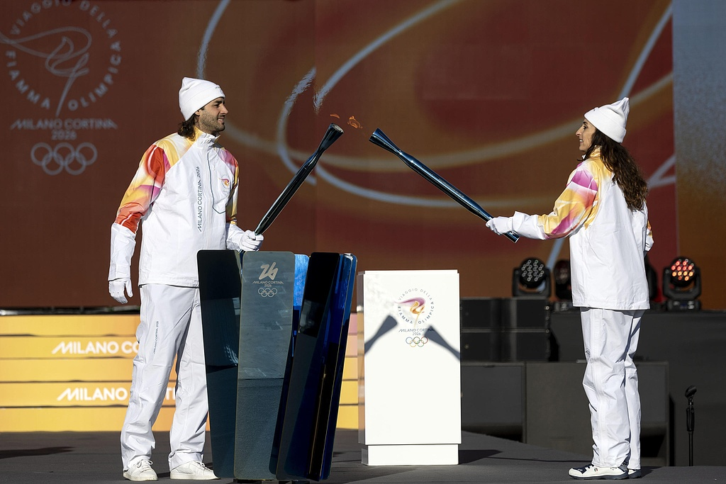 当地时间2025年12月6日，米兰-科尔蒂纳冬奥会火炬传递活动在意大利首都罗马启动。图源：视觉中国