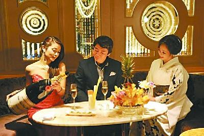 在日本,去夜店减压是很正常且普遍的事。