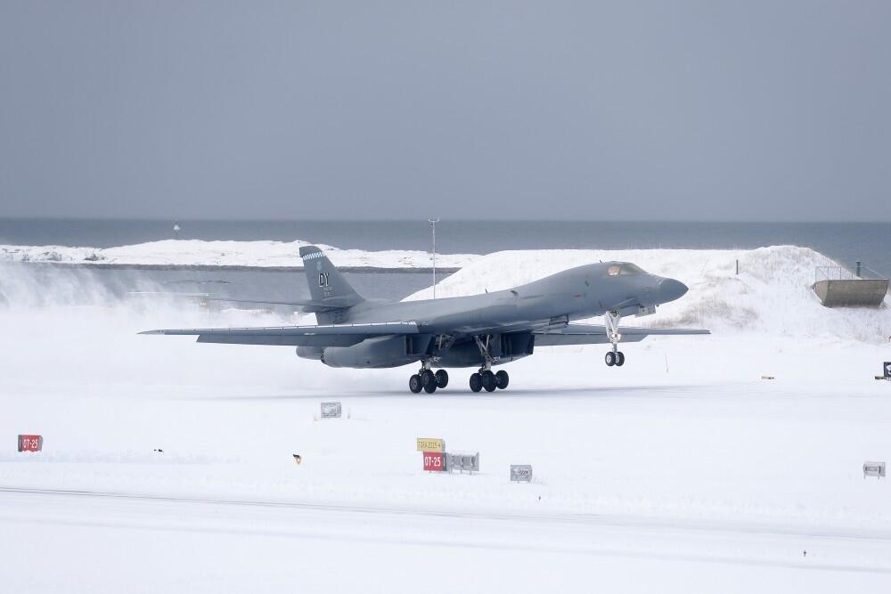 B-1B轰炸机在挪威北极基地降落
