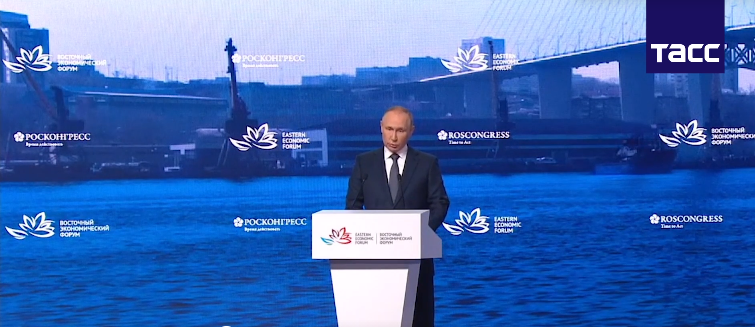 普京7日出席东方经济论坛的画面，图源：塔斯社视频截图
