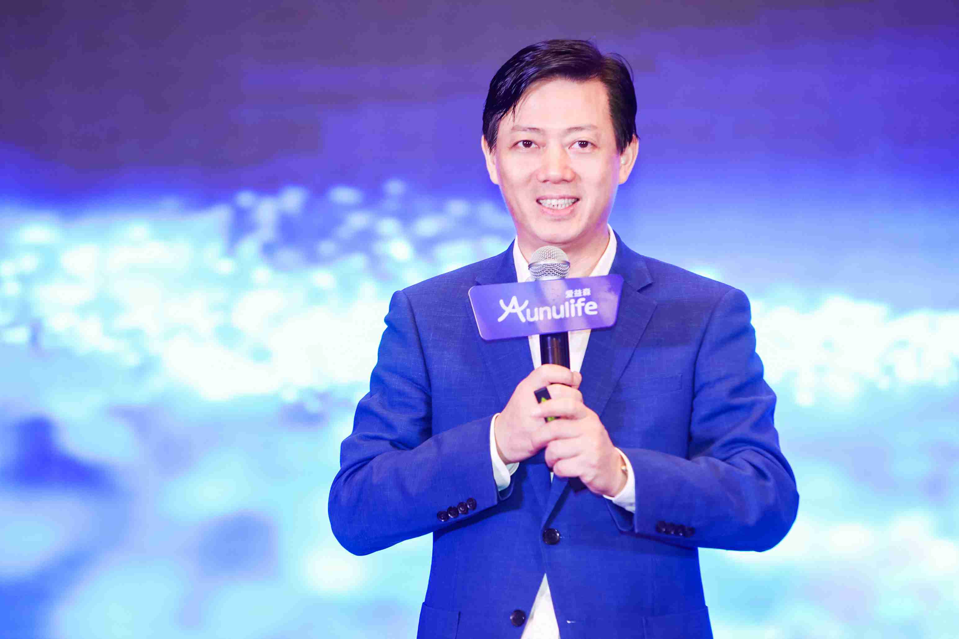 图片为澳优董事长颜卫彬发表演讲