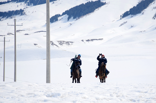 阿曼吐尔·依沙木丁带领供电所员工冬季骑马巡视天山脚下的供电线路。（国网伊犁伊河供电公司供图）