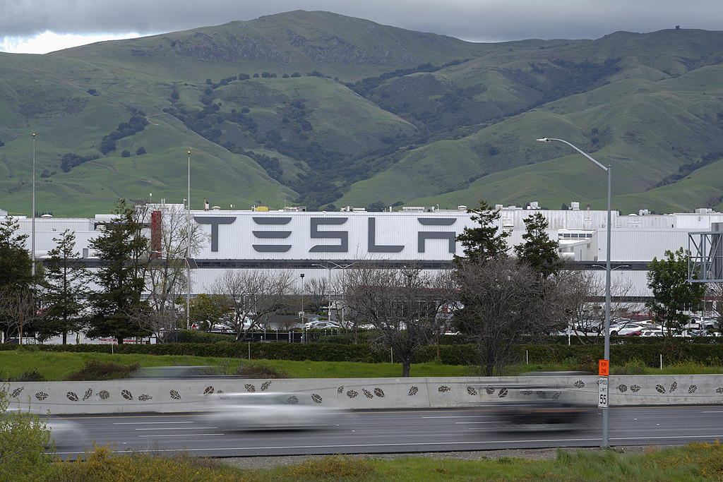 2025年3月12日，美国加州弗里蒙特，一座特斯拉工厂的外观。（视觉中国）