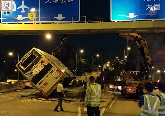 港媒:香港巴士侧翻致1死11伤,司机疑开错路涉危险驾驶被拘捕