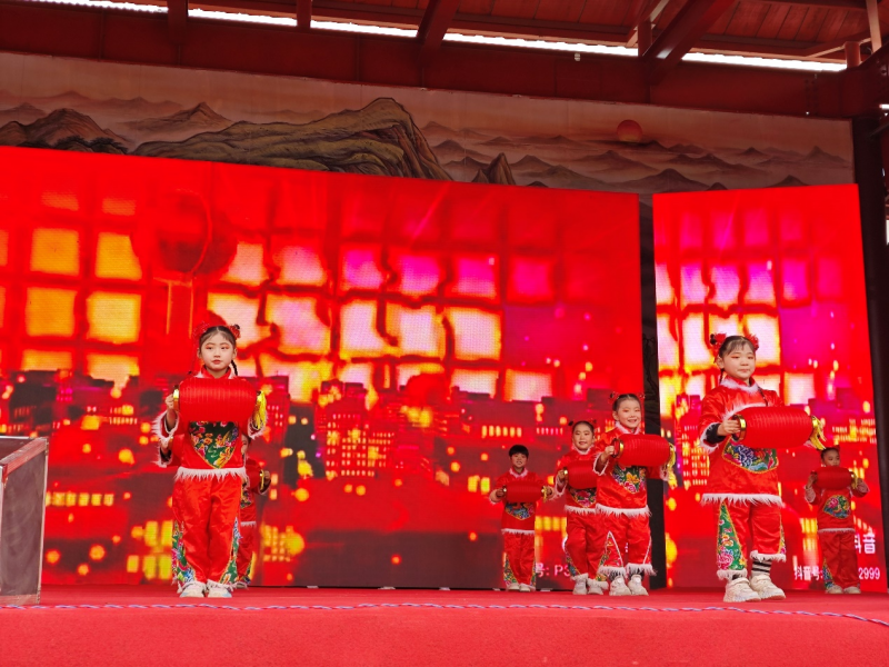 幼儿园小朋友们表演舞蹈.人民网 王绍绍摄