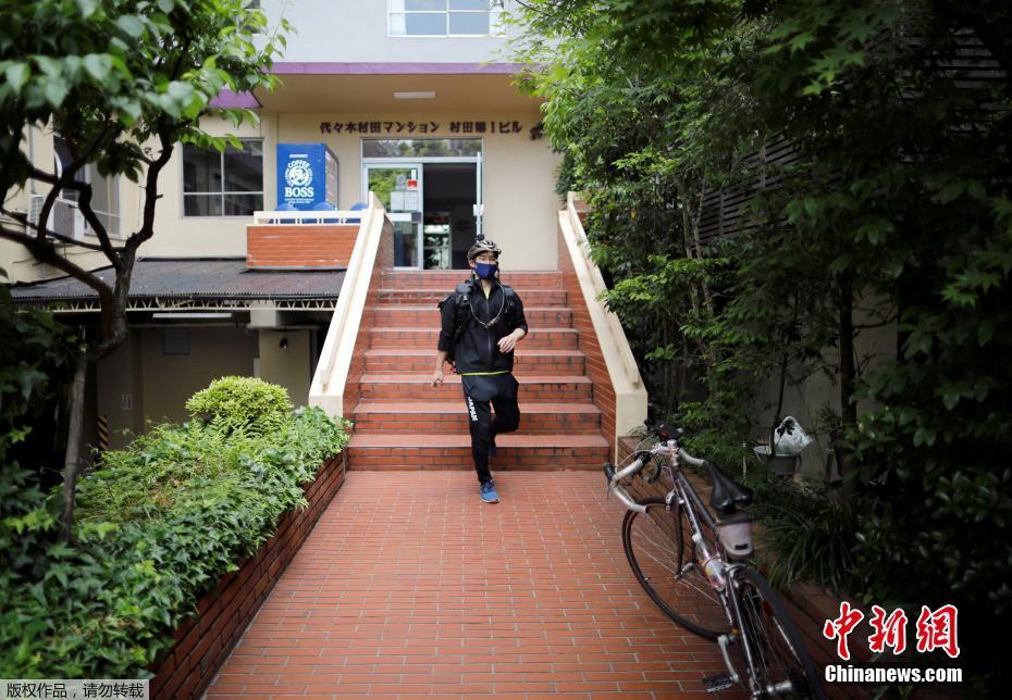 日本击剑名将三宅谅兼职送外卖曾为奥运会银牌得主