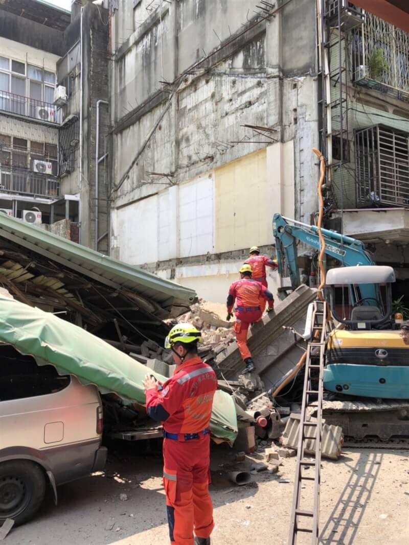 台中一栋两层楼房屋上午倒塌，消防人员积极抢救受困人员。图自台湾“中央社”
