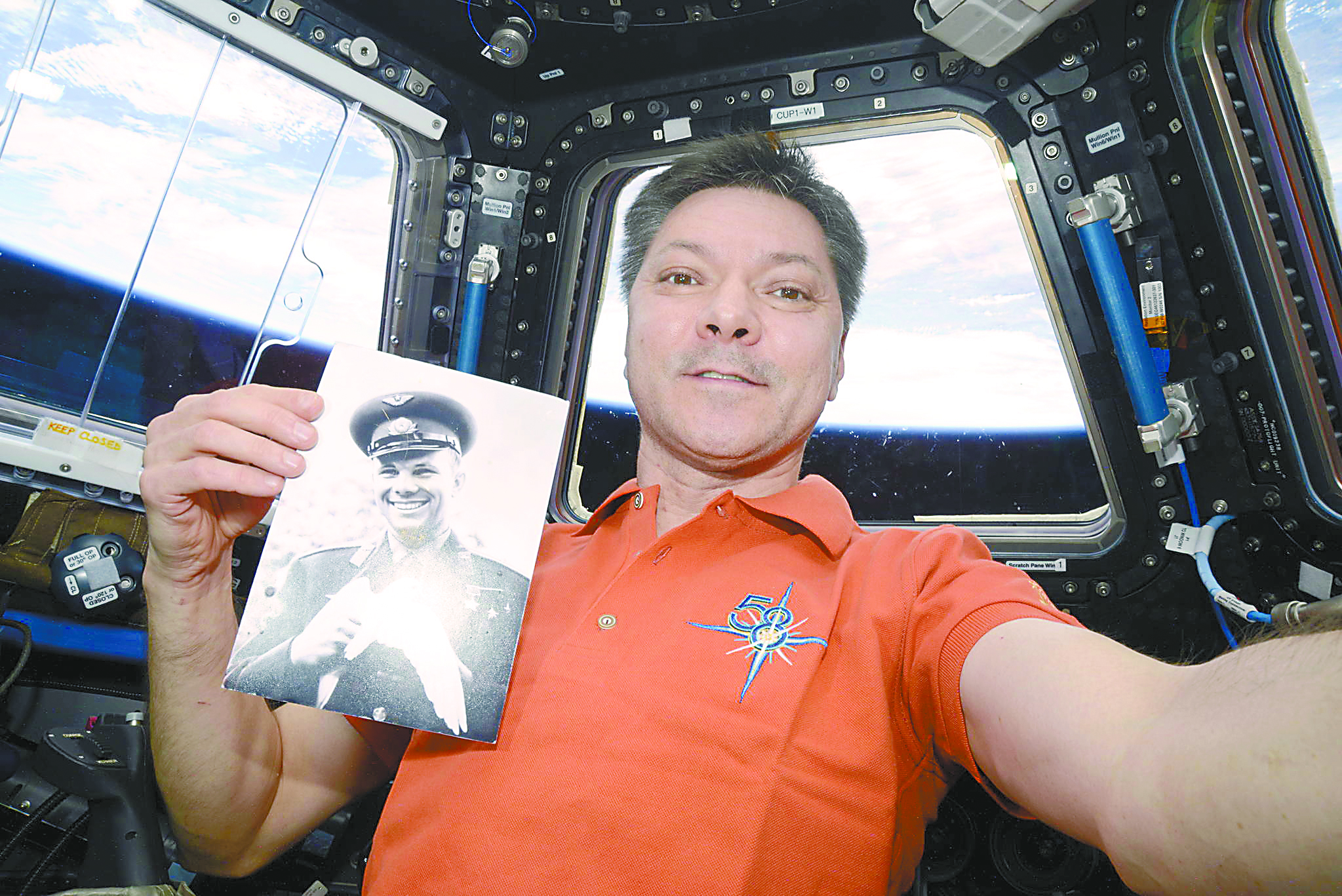 俄罗斯国家航天集团宇航员分队指挥官、宇航员奥列格·科诺年科展示世界首位宇航员尤里·加加林的照片。