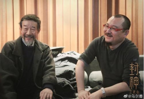 乌尔善还晒出与李雪健聊天的照片