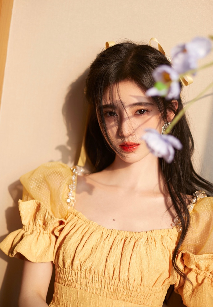 鞠婧祎穿黄色泡泡袖连衣裙 可爱十足