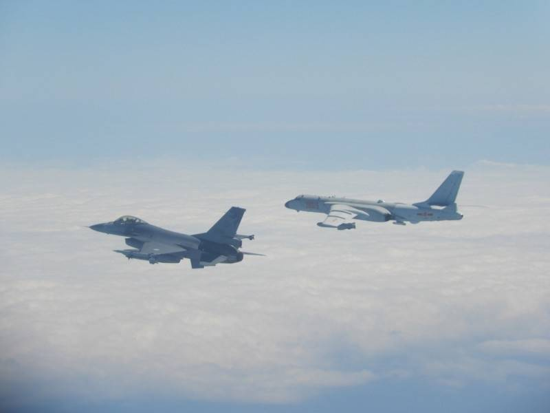 解放軍軍機（右）示意圖（圖片來源：台灣防務部門官網）