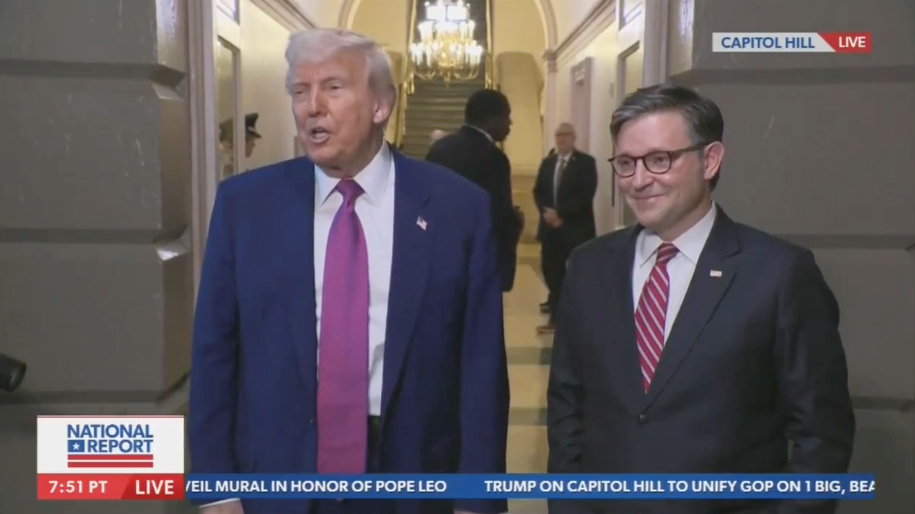 特朗普“怼”记者称“找份正经工作吧”。图源：外媒视频截图