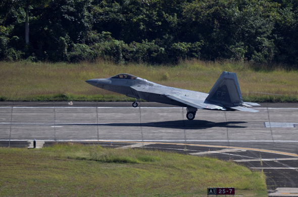 当地时间1月4日，美军F-22“猛禽”战斗机从位于波多黎各的原罗斯福路海军基地起飞。图源：IC photo