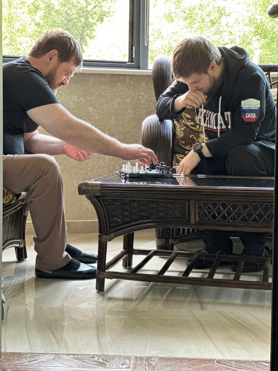 卡德罗夫（左）下棋时的画面 图源：塔斯社报道配图