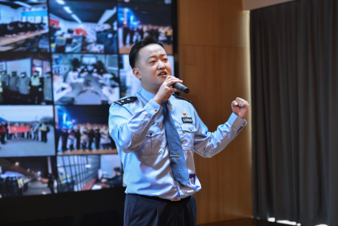 年来,他见过凌晨四点的黎明前黑暗,在72小时内相继辗转宁波,苏州,上海