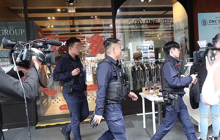 警方在酒店搜寻.图片来源:台湾《联合报》