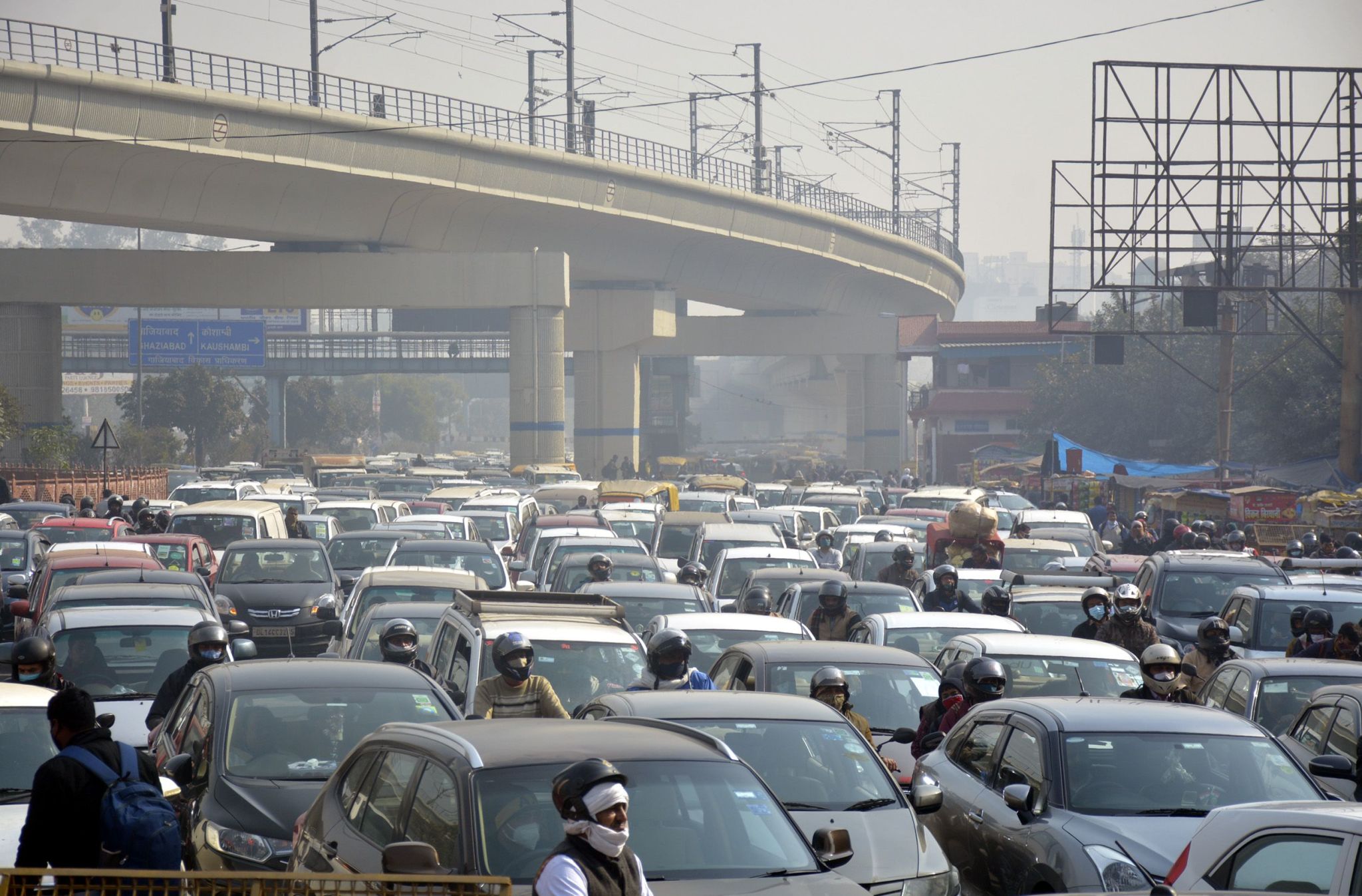 受农民抗议运动影响 印度新德里周边现严重堵车