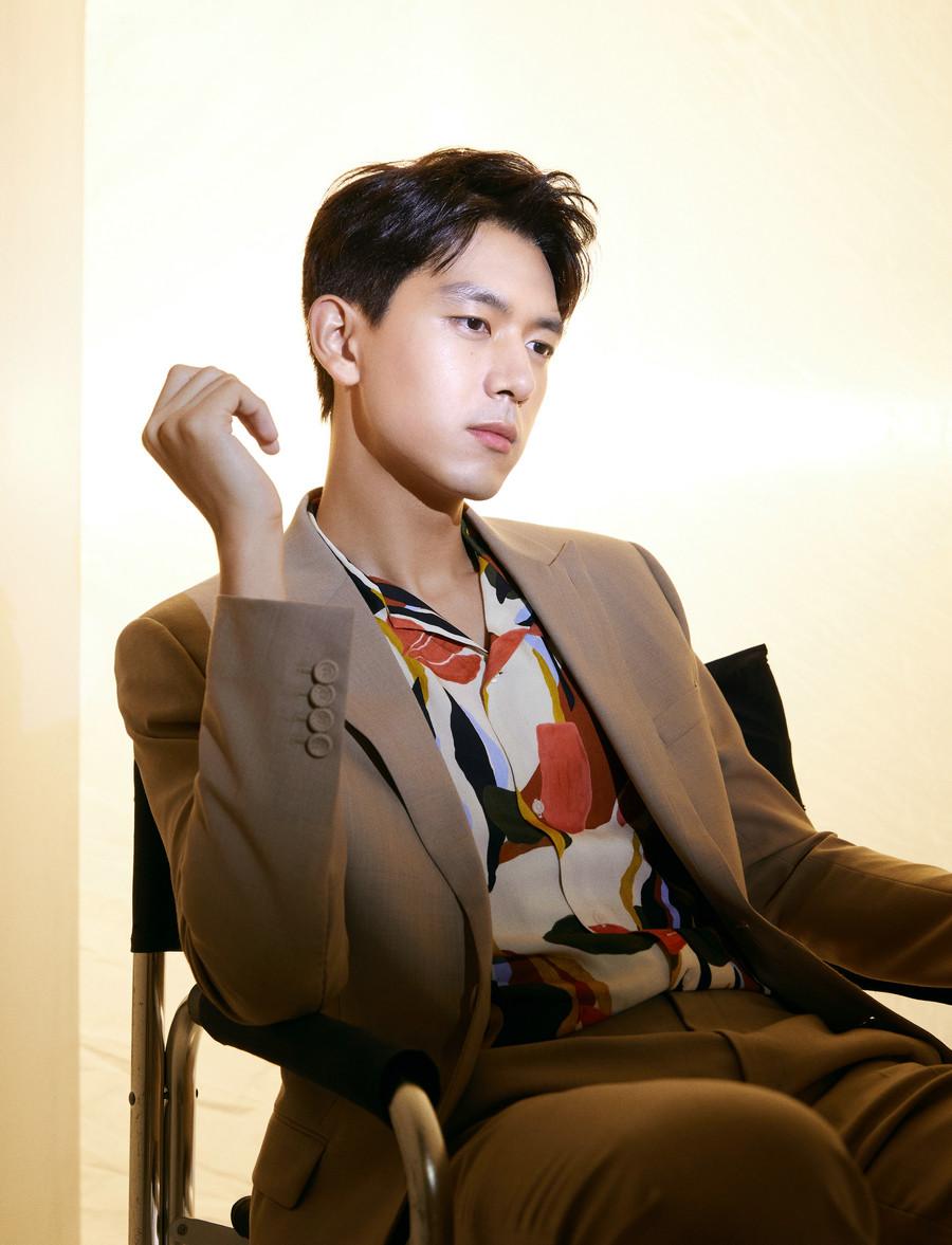 李现秋日氛围感写真 自带温柔质感