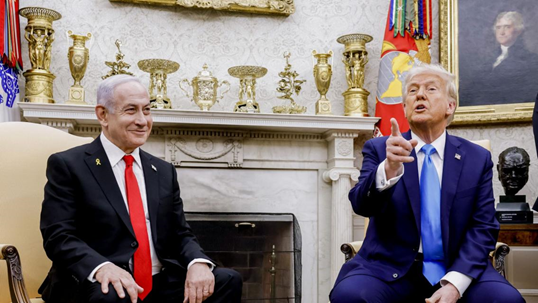 2月4日，内塔尼亚胡（左）与特朗普在白宫椭圆形办公室对记者发表讲话。 图源：美国Axios新闻网