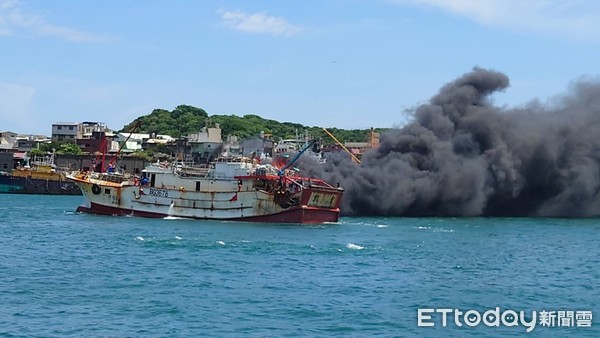 基隆一渔船失火。图自“ETtoday新闻云”