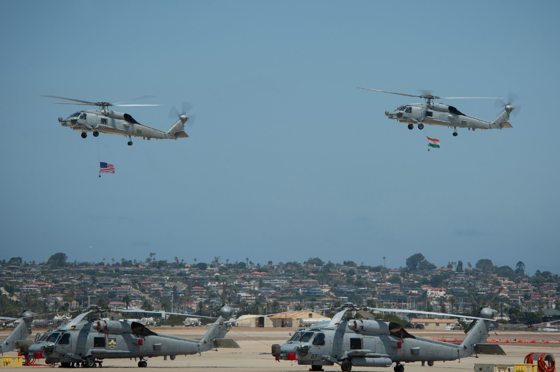 交付印度海军的两架MH-60R直升机进行飞行展示