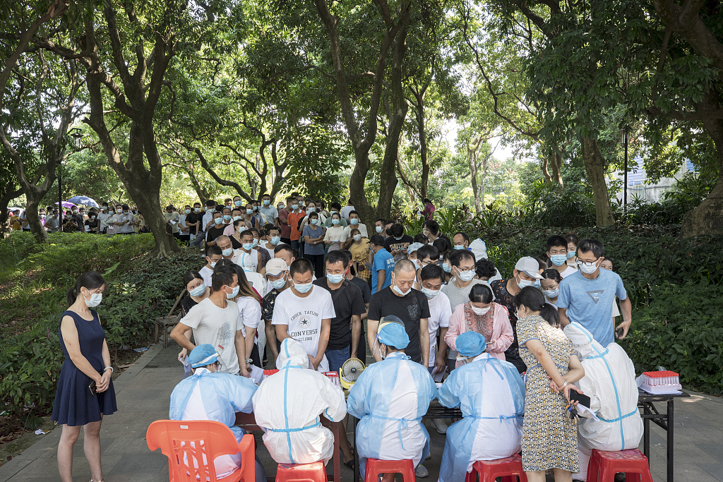 2021年9月13日，在福建莆田九华医院，当地居民一大早在排队做核酸检测。图源：人民视觉