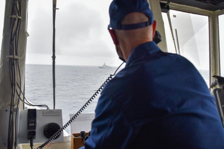 美国“伯索夫”号巡逻舰舰长通过无线电与中国军舰通话