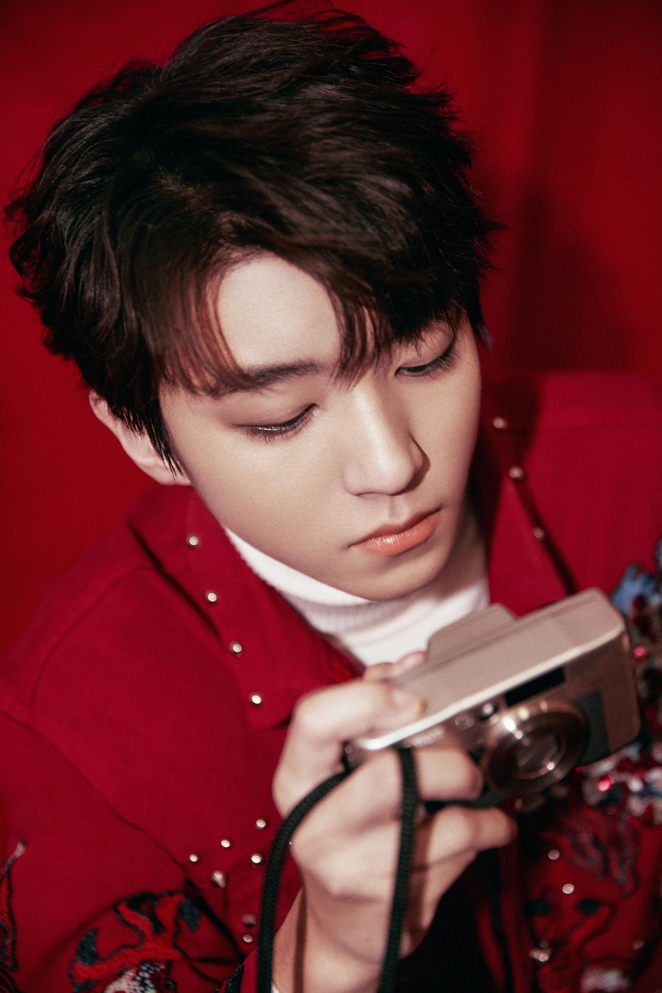 王俊凯身着红色刺绣夹克时尚搭配更惹眼