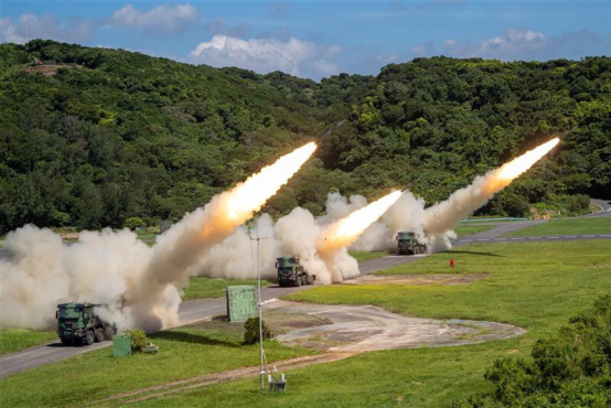 台陸軍“第6軍團21炮指部火箭營”進行“雷霆2000”多管火箭試射（資料圖）。 圖自台灣“青年日報”