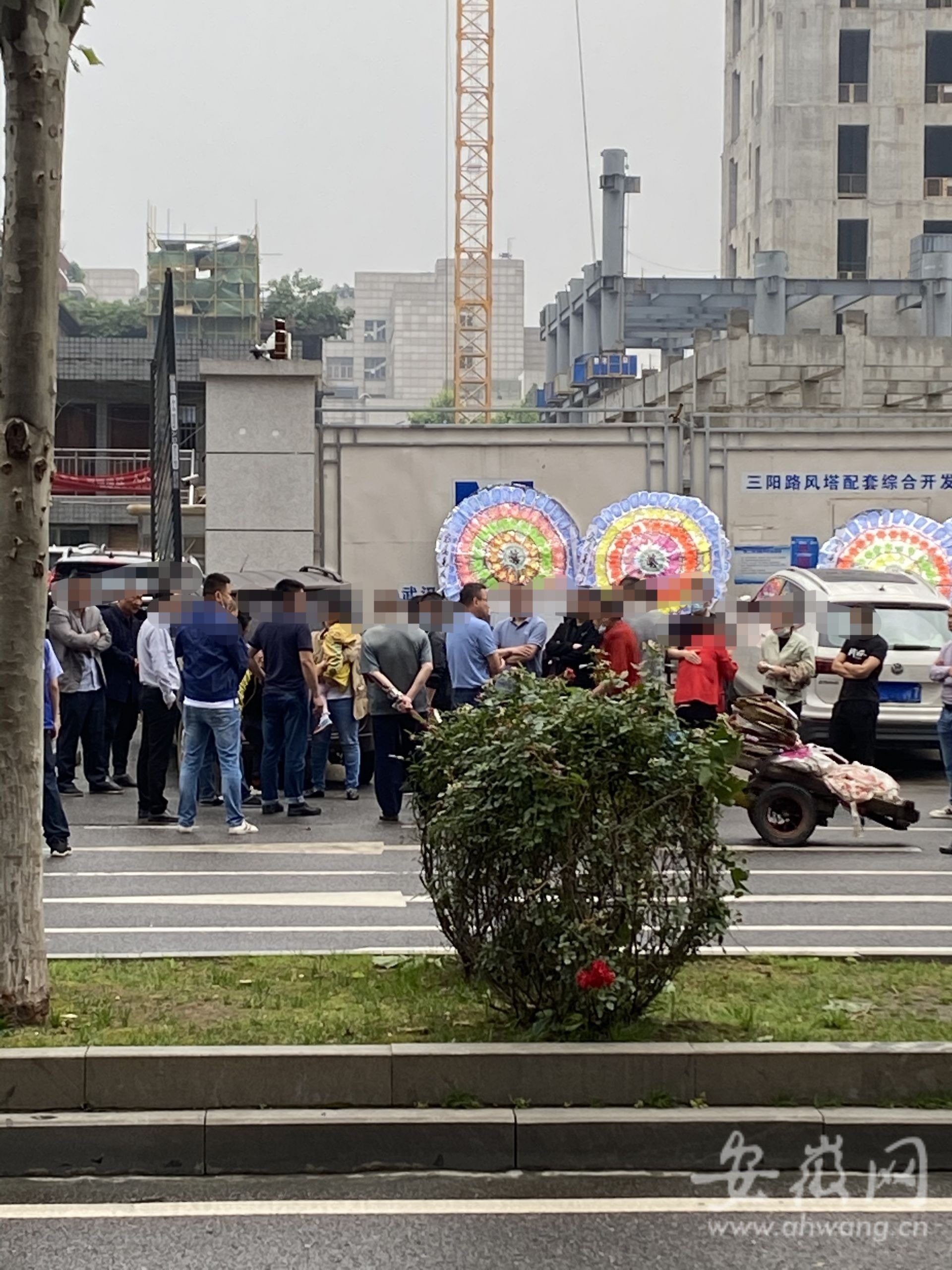 武汉通报大风中高空吊篮撞楼两工人死亡 涉事企业回应:事发前曾要求