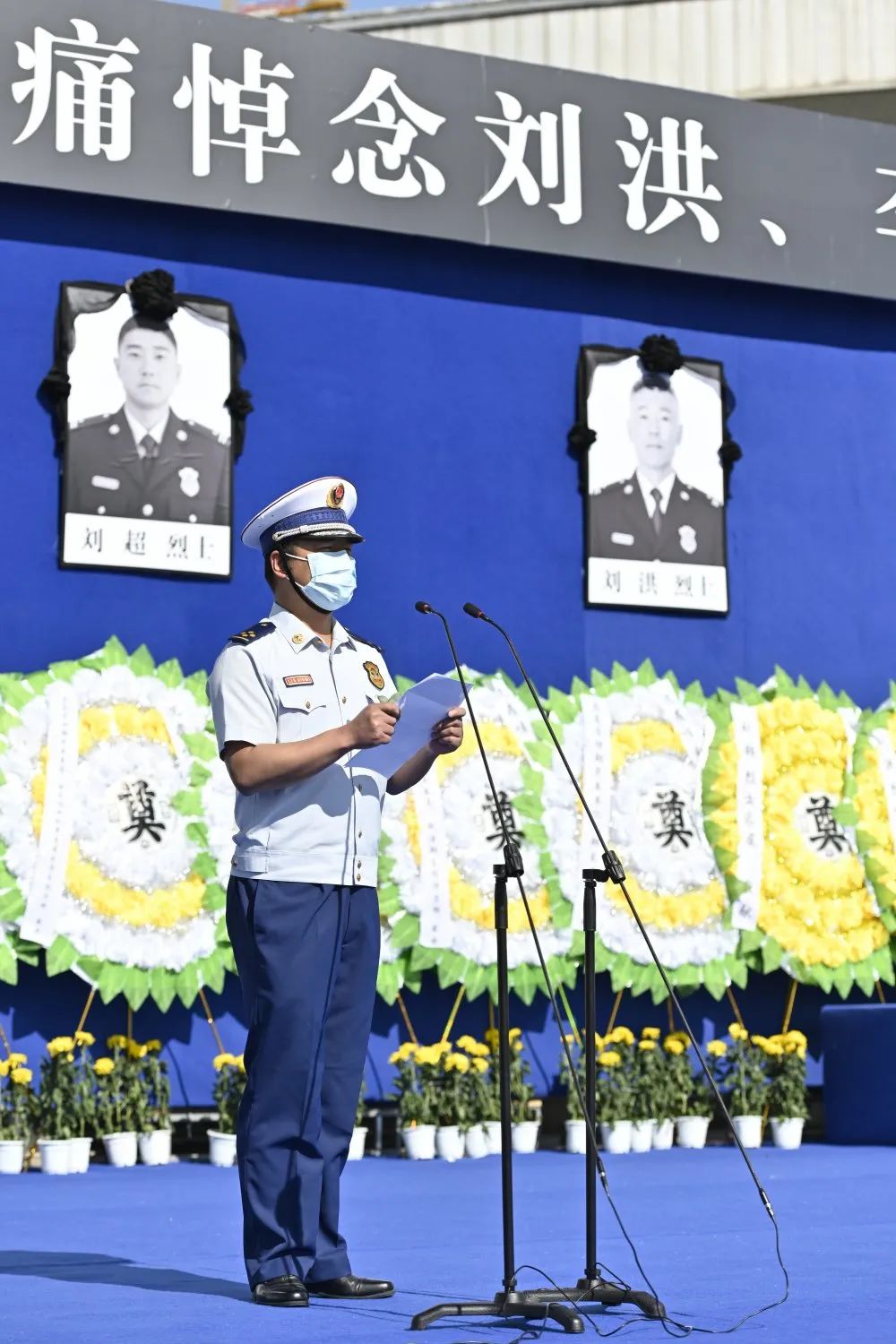 大理举行四名烈士悼念仪式,现场群众自发送别英雄